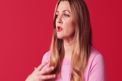 Drew Barrymore é nova embaixadora da Crocs