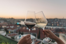 Sunset Wine Parties regressam ao The Yeatman e percorrem diferentes épocas, cidades e ritmos - Dias 17 de julho, 21 de agosto e 18 de setembro