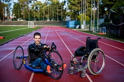 Associação Salvador entrega equipamentos desportivos a pessoas com deficiência motora