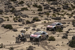 3 Peugeot 3008DKR  agrupados na frente da prova