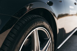 Bridgestone lança novo pneu premium Turanza T005