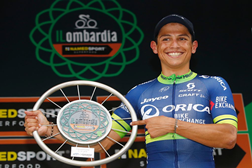 Johan Esteban Chaves, com o troféu da Volta à Lombardia 2016. Créditos de foto: Luk Benies /AFP/Getty Images
