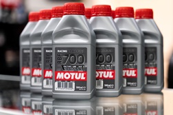 Melhore a travagem da sua moto com o líquido de travões Motul RBF 700