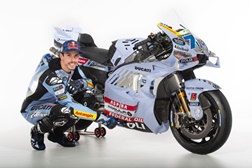 Adrenalina do MotoGP chega a Aveiro: Álex Márquez e a Ducati Desmosedici GP24 em sessão de autógrafos no Fórum