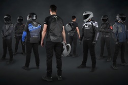 Nova tecnologia permite transformar casaco de motociclista em mochila em segundos