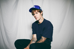Crocs e Justin Bieber lançam nova linha de Jibbitz personalizados