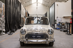 Vhils transforma Mini em obra de arte - Mini clássico MkI de 1965 transformado