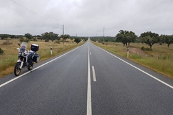 A estrada e a planície alentejana