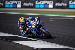 MotoGP G.-Bretanha – Fantástico Rins bate Marquez. Miguel Oliveira abandona depois de toque com Zarco