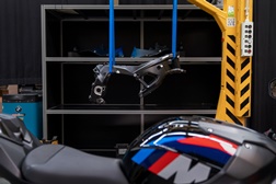 BMW M Motorsport fornece o quadro à super desportiva BMW M 1000 RR - Tecnologia de competição para uso em estrada
