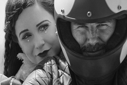 Triumph Bonneville, Belstaff e David Beckham fora da lei