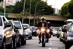 Circulação entre automóveis em filas de trânsito