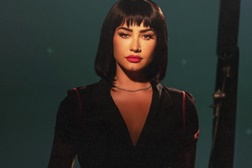 Demi Lovato revela novo hino pop-punk "Substance"