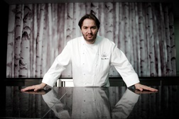 Chef Vitor Matos prepara jantar vínico com lampreia do rio Minho em Melgaço