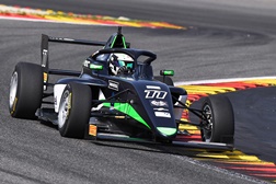 Pedro Perino recupera várias posições na Fórmula 4 - Piloto luso-moçambicano mostrou potencial em Spa-Francorchamps