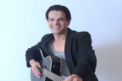 Tó Martins apresenta "Festival de Canções" na Sala Mil Sonhos do Caseiro Arneiro - Percussionista Jefferson Negreiros e guitarrista Rodrigo Salles são os Amigos