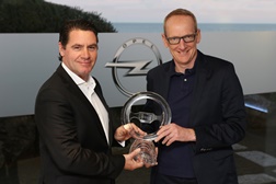 O Diretor-Geral da GM Portugal, João Falcão Neves (à esquerda), ofereceu ao CEO do Opel Group, Karl-Thomas Neumann, o ‘Volante de Cristal’ correspondente ao título de ‘Carro do Ano’ atribuído ao novo Opel Astra por um painel de 19 jornalistas portugueses