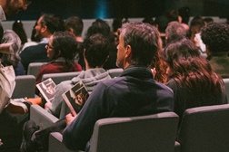 Programa VEM: acompanhamento gratuito porta a porta para quem não deixou de gostar de teatro, mas deixou de conseguir lá chegar sem companhia