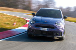 Novo Abarth 600e testado em pista e pronto para a condução no dia a dia - O Abarth mais potente de sempre com o seu motor elétrico de 280 CV (207 kW)