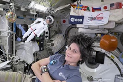 Primeira Comandante Europeia da International Space Station no espaço com a sua boneca Barbie - Inspirar raparigas a seguir carreiras STEM