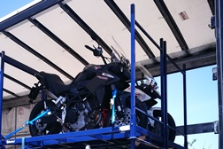 Garland inova no serviço do transporte de motos