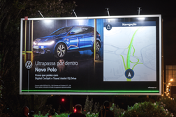 Outdoor do novo Volkswagen Polo avisa condutores do estado do trânsito - Cartaz interativo situado na Segunda Circular, em Lisboa