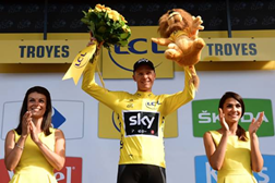 Chris Froome no pódio de camisola amarela, símbolo de líder do Tour. Créditos de foto: Philippe Lopez/AFP/Getty Images)