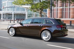 Opel Insignia tem novo estilo e torna-se recordista em baixos consumos