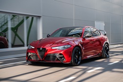 O Giulia GTA da Alfa Romeo está de volta - Para 500 afortunados que até têm direito a curso especial de condução desportiva