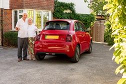 O Sr. Fiat, de 84 anos, recebe o seu 55º Fiat - É este o proprietário de automóveis mais dedicado do mundo? 