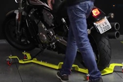 A forma mais prática de arrumar a moto na garagem