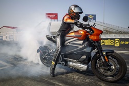 Angelle Sampey alcança recorde mundial de motos elétricas com uma H-D LiveWire