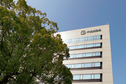 Mazda vai construir uma fábrica de módulos para baterias cilíndricas de iões de lítio no Japão - Baterias irão alimentar o primeiro veículo a bateria da Mazda numa plataforma específica para VEs