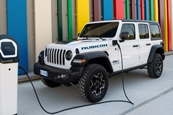 Jeep® Wrangler 4xe com prémio "Pure 4x4 2022" - Júri do Women’s World Car of the Year (WWCOTY) 
