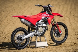Acessórios Ducati Performance tornam a Desmo450 X em réplica de fábrica