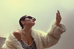 Clarice Falcão apresenta novo single "Pra Ter o que Fazer"