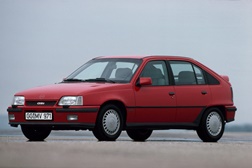 Opel Kadett GSi - Quando a Opel lançou o lendário Kadett GSi 16V, em 1988, este primeiro modelo de volume da marca com motor de quatro válvulas por cilindro rapidamente ganhou estatuto de ícone