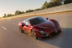 Testes dinâmicos do Alfa Romeo 33 Stradale no icónico circuito de Nardò - Entrega do primeiro 33 Stradale de produção em série foi confirmada para dezembro