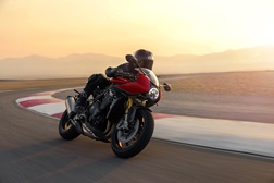 Triumph Speed Triple 1200 RR – Atitude desportiva