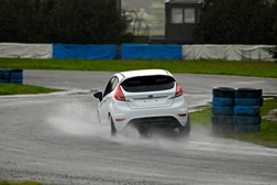 Duas dezenas de pilotos ensaiaram Fiesta da i-drive Cup em Braga