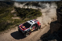 Team PEUGEOT-Total ultrapassa a etapa mais longa do Dakar 