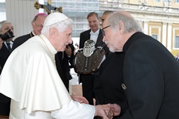 Harley-Davidson e Papa Bento XVI reunem-se para celebrar 110 anos da marca