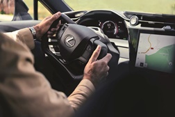 Lexus Steer-by-Wire: Condução Reinventada - Estreia do primeiro sistema de direção sem ligação física/mecânica “steer-by-wire” da Lexus no novo SUV elétrico: Lexus RZ