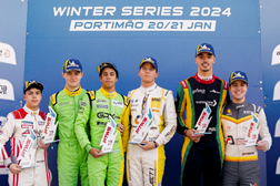 Bernardo Pinheiro no pódio - Piloto de Portimão foi terceiro na Prototype Winter Series