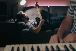 noiserv apresenta terceiro single para "Almost Visible Orchestra"