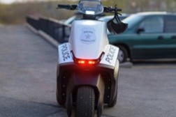 Polícia Municipal de Madrid estreia scooter de patrulha com três rodas
