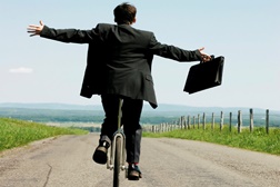 Dia Internacional da Felicidade - "A vida é como andar de bicicleta. Para manter o equilíbrio, deve continuar em movimento". Albert Einstein