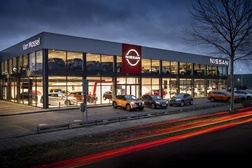 A Nissan estreia o novo logótipo nos concessionários europeus - Nissan Van Mossel em Amesterdão recebeu a primeira instalação do novo logótipo