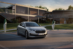 Novo Škoda Superb versão híbrida plug-in disponível em breve - Com autonomia totalmente elétrica superior a 120 km (WLTP)