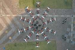 OK Go fazem coreografia com scooters de auto-equilíbrio no videoclip de "I Won't Let You Down"